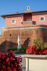 Forte dei Marmi: il forte Lorenese, noto anche come "fortino", che sorge nella centrale piazza Garibaldi, è un edificio-monumento simbolo della cittadina versiliese