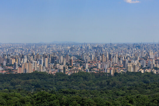 Vista panor&acirc;mica da cidade de S&atilde;o Paulo tomada do alto da Serra da Cantareira.