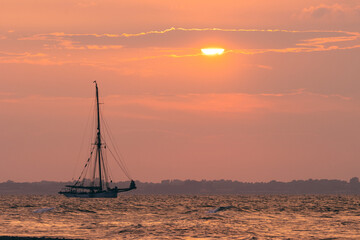 Schöner Sonnenuntergang mit Segelschiff, Seebestattung, Traueranzeige  © Lars Gieger