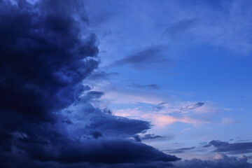 Formação de nuvens anunciando tempestade de verão.