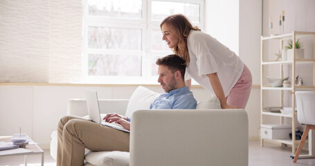 Obraz premium Family Couple Using Laptop