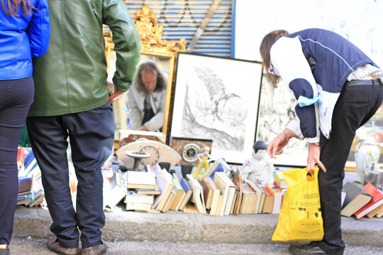 Objetos antiguos en un mercadillo de segunda mano