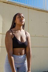 Fototapeta na wymiar concentrated black girl in sportswear outside in good weather 