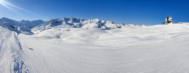 Fototapeta na wymiar Spectacular skiing conditions with fresh powder snow ready to ski.