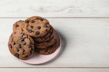 chocolate chip cookies on a plate, chocolate chip cookies on wooden table, chocolate chip cookies on a pink plate on a white wooden table