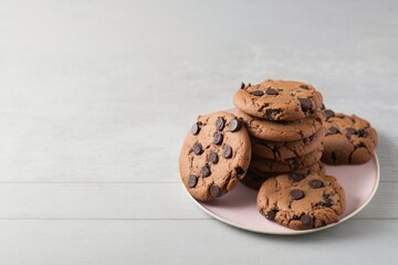chocolate chip cookies on a plate, chocolate chip cookies on wooden table, chocolate chip cookies on a pink plate on a white wooden table