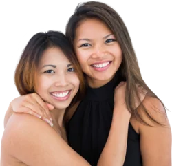 Vlies Fototapete Asiatische Orte Two dressed up asian sisters embracing