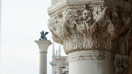 Fototapety  Pałac Dożów, Wenecja, ozdobne kolumny, rzeźby, podcienie, dziedziniec, laguna wenecka.