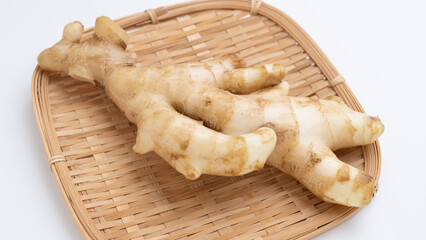 ザルにのった新生姜