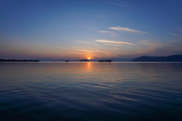 Fototapeta na wymiar 竹生島越しに沈む琵琶湖の夕焼け情景＠滋賀
