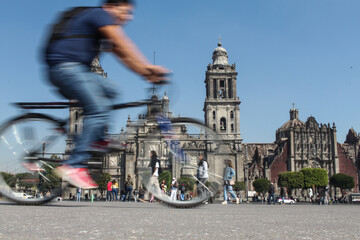 Obraz premium Bicicleta en la Catedral de la Ciudad de México