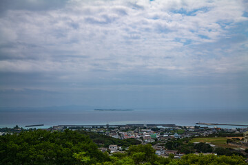 Fototapeta premium 沖縄県伊江島の城山（タッチュー）から見える空と海と水納島の風景