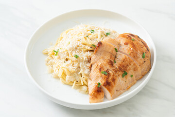 spaghetti white creamy sauce with grilled chicken