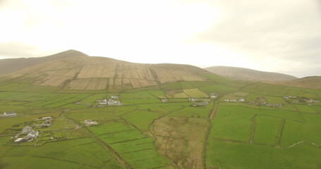 Naklejka premium Idyllic view of landscape against cloudy sky