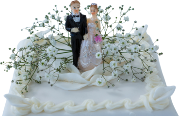 Couple figurines and flowers on wedding cake