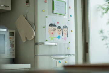 冷蔵庫に貼られた子供の絵