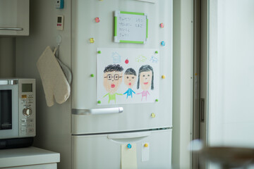 冷蔵庫に貼られた子供の絵