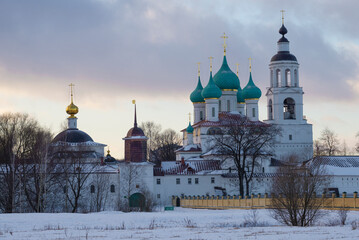 Fototapeta na wymiar A cloudy January evening at the Holy Vvedensky Tolgsky Monastery. Yaroslavl, Golden Ring of Russia