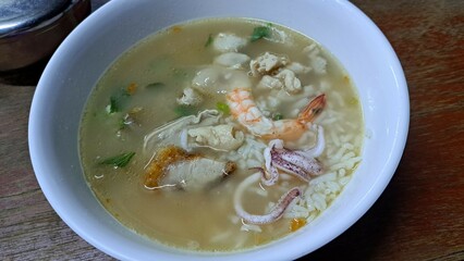 thai noodle soup with shrimp