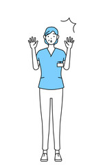 驚いて手を上げる中年・シニア女性看護師、理学療法士、作業療法士、言語聴覚士、看護助手