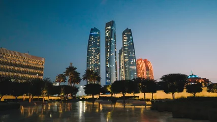 Foto auf Acrylglas Abu Dhabi A city skyline with the lights on