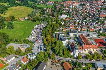 Fototapeta na wymiar Mindelheim im Unterallgäu im Luftbild, Ausblick auf den Flohmarkt auf der Schwabenwiese