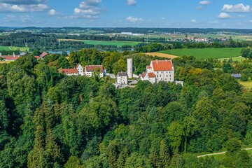 Die Mindelburg, Wahrzeichen von Mindelheim im Unterallgäu im Luftbild
