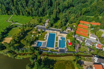 Mindelheim im Unterallgäu im Luftbild, Sportanlagen und Freibad an der Mindel