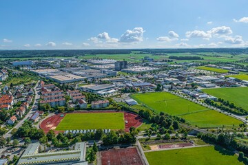Mindelheim im Luftbild, Blick über die Sportplätze am Maristenkolleg zum Industriegebiet südlich...