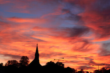 Obraz premium Silhouette of the berger church, beautiful orange evening sky, Stuttgart, Bad Cannstatt, Germany.