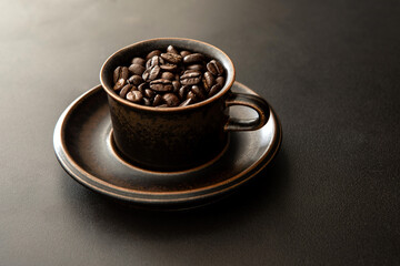 コーヒー豆とコーヒーカップ