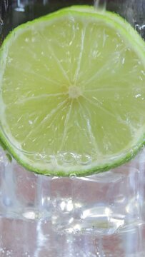tranche de citron vert dans un boisson gazeuse