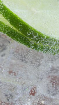 tranche de citron vert dans un boisson gazeuse