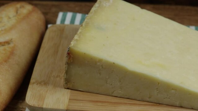 tranche de fromage Laguiole, en gros plan, sur une table