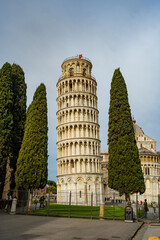 krzywa wieża w pizie piękne budynki samochody włochy osiedle okolica piza rzym - obrazy, fototapety, plakaty