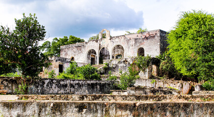 Fototapeta premium ruinas de una hacienda en algún pueblo de Campeche (México)