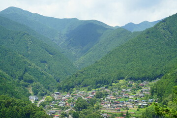 山間の村