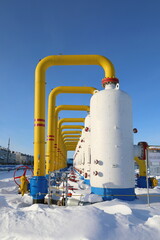 Obraz premium Gas compressor station on a sunny winter day in Western Siberia