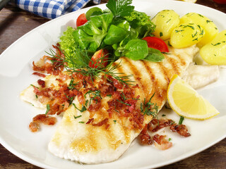 Schollenfilets mit Speck und Kartoffeln