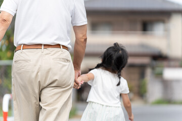 Obraz premium 祖父と孫（家族・ファミリー・育児・子育て）