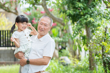 夏休みに祖父の家に帰省する孫（家族・ファミリー・育児・子育て）