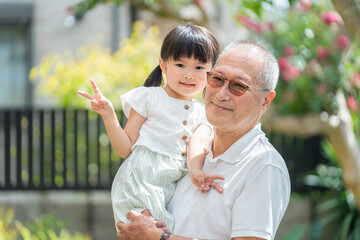 夏休みに祖父の家に帰省する孫（家族・ファミリー・育児・子育て）