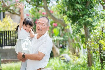 Fototapeta premium 夏休みに祖父の家に帰省する孫（家族・ファミリー・育児・子育て）