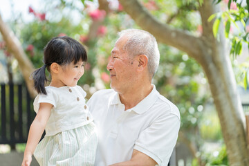 夏休みに祖父の家に帰省する孫（家族・ファミリー・育児・子育て）