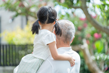 夏休みに祖父の家に帰省する孫（家族・ファミリー・育児・子育て）