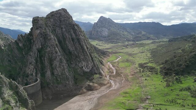 vista a&eacute;rea de la presa de Montejaque en la provincia de M&aacute;laga, Espa&ntilde;a