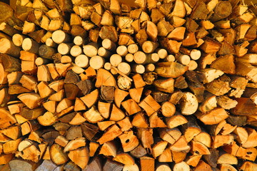 たくさん積まれた薪置き場の風景2