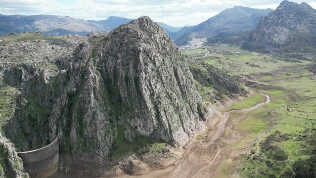 vista a&eacute;rea de la presa de Montejaque en la provincia de M&aacute;laga, Espa&ntilde;a