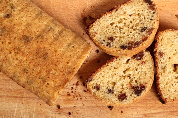 Raisin butter cake
