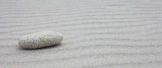 galet sur le sable